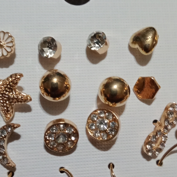 12 Pair Of Fashion Earrings - Picture 5 of 7